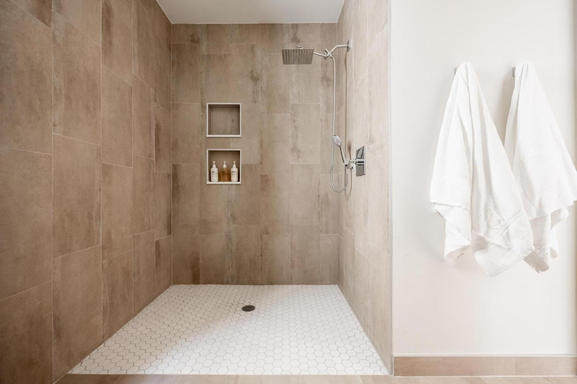 Brand New - Walk To Empower Stadium - Tesoro Holiday home *